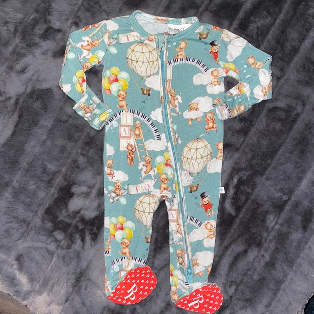 0-3 m FAO Schwarz Posh Peanut Teddy Bear Christmas Zipper Footie